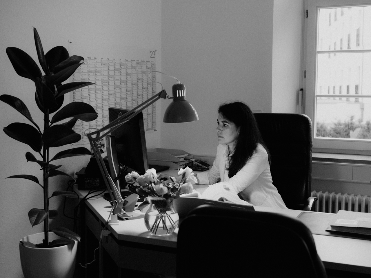 Reportage-Foto: Rechtsanwältin Saskia Volknant am Schreibtisch