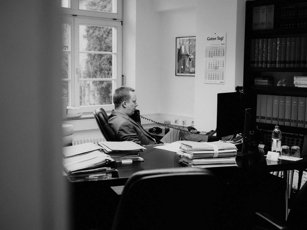 Reportage-Foto: Tobias Hirsch am Schreibtisch